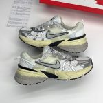 کتونی نایک وی تو کی کرم نقره‌ای nike v2k run | رانر قشم