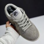 کفش نایک اس بی دانک لو ریگنینگ چمپ طوسی تیره Nike SB Dunk Low Reigning Champ Dark Grey