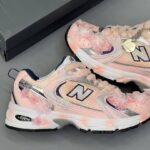کفش نیو بالانس ۵۳۰ کاستوم صورتی گلدار New Balance 530 Custom Pink Floral