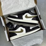 کفش نایک ایر جردن وان مشکی سفید لجنی Nike Air Jordan 1 Black White Olive