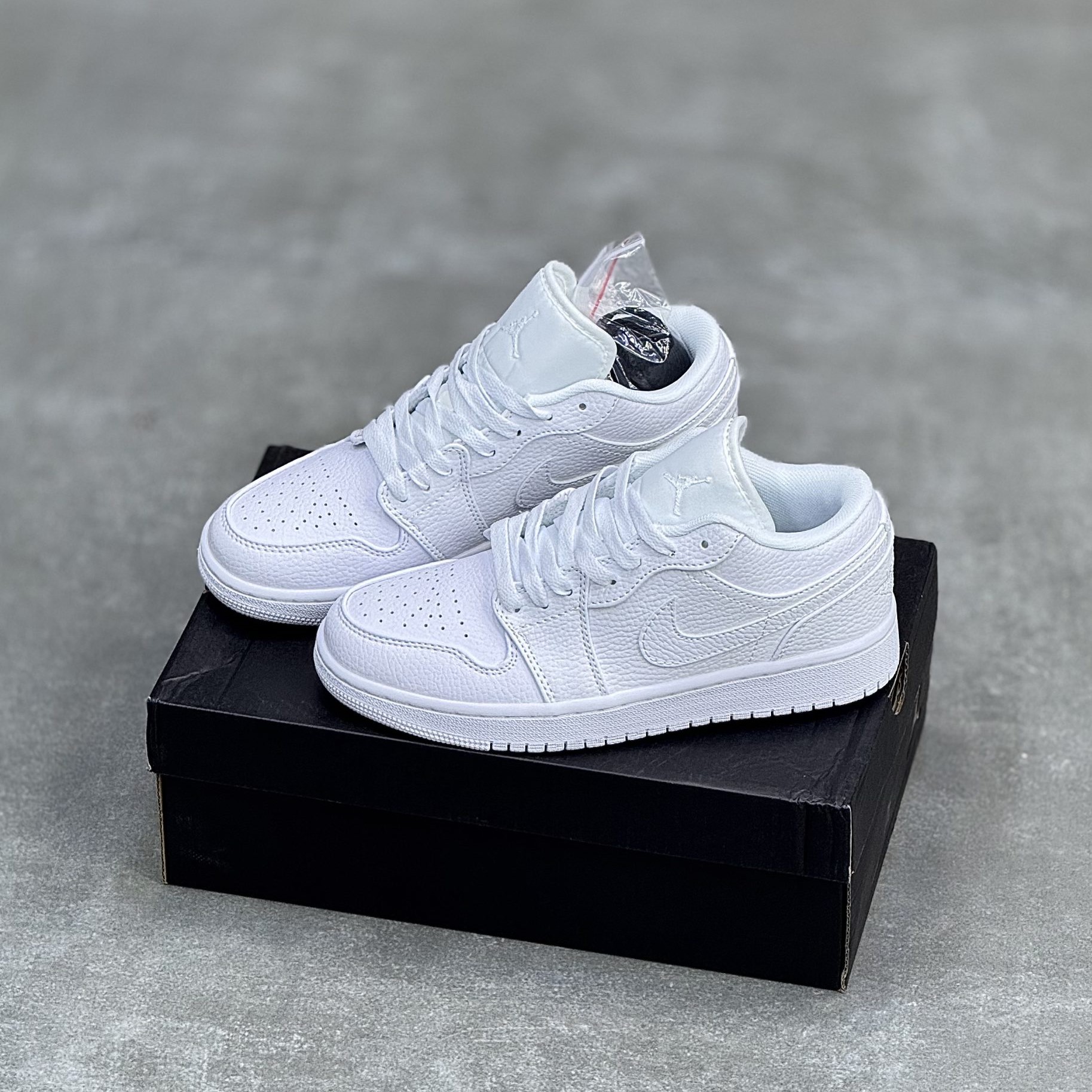 کفش نایک ایر جردن وان لو تمام سفید Nike Air Jordan 1 Low Triple White کفش نایک ایر جردن وان لو تمام سفید Nike Air Jordan 1 Low Triple White