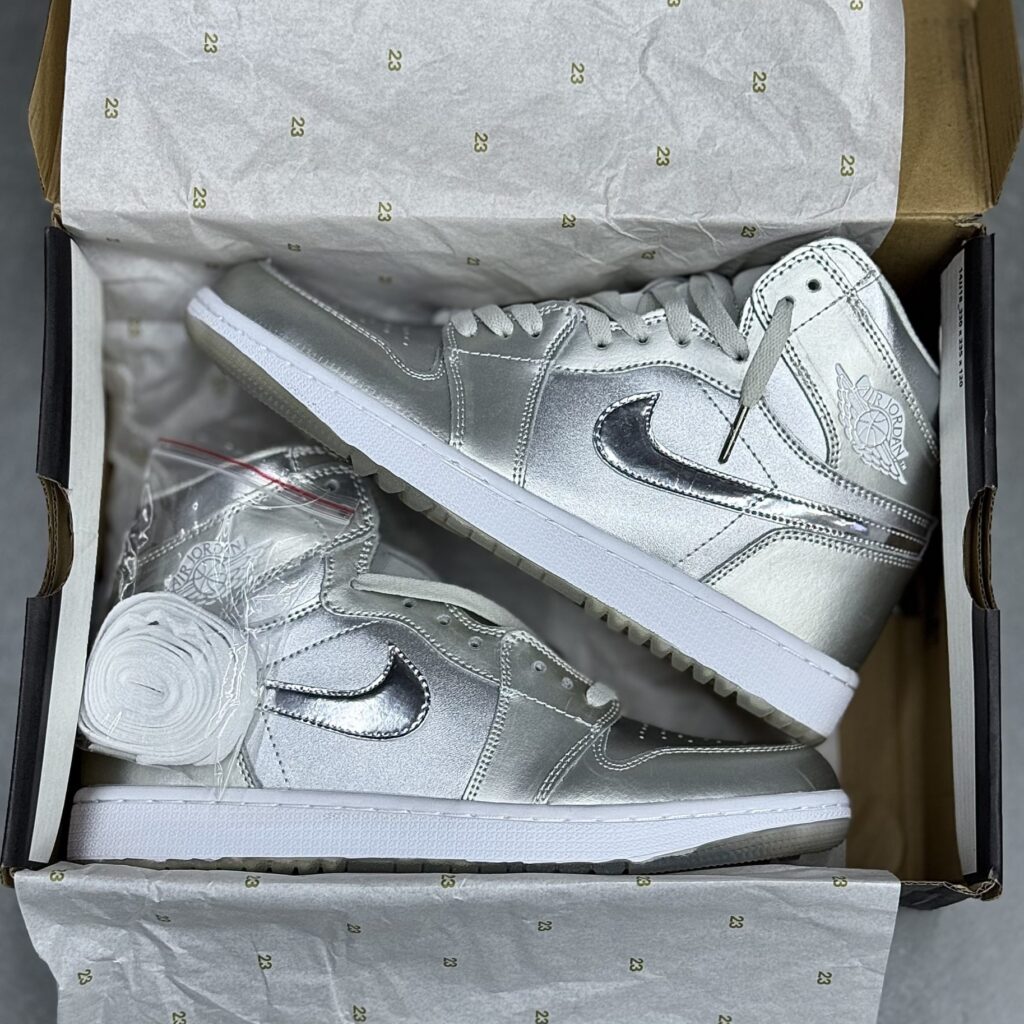 کفش نایک ایر جردن وان ساقدار نقره‌ای براق Nike Air Jordan 1 High Metallic Silver