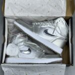 کفش نایک ایر جردن وان ساقدار نقره‌ای براق Nike Air Jordan 1 High Metallic Silver