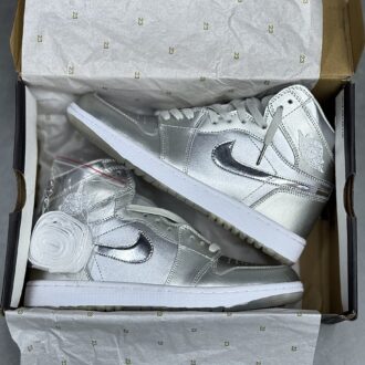 کفش نایک ایر جردن وان ساقدار نقره‌ای براق Nike Air Jordan 1 High Metallic Silver