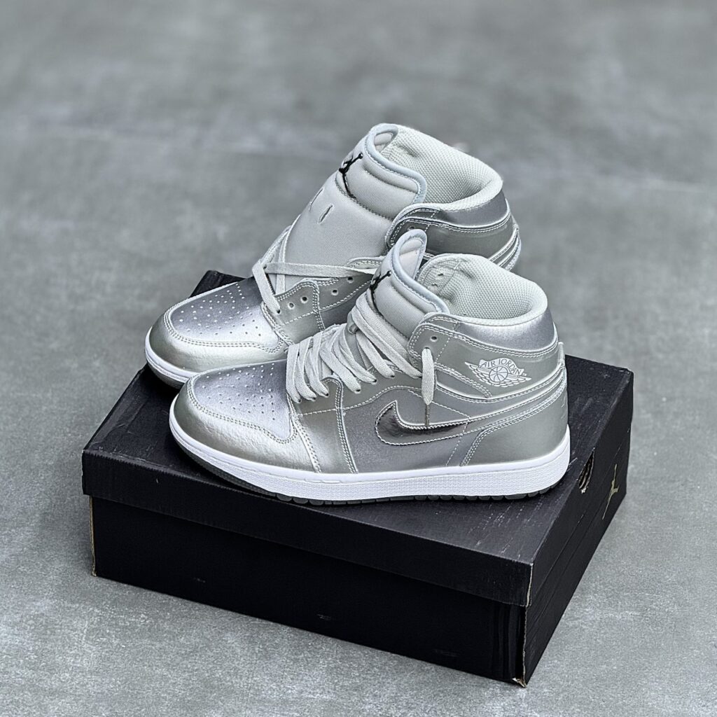کفش نایک ایر جردن وان ساقدار نقره‌ای براق Nike Air Jordan 1 High Metallic Silver