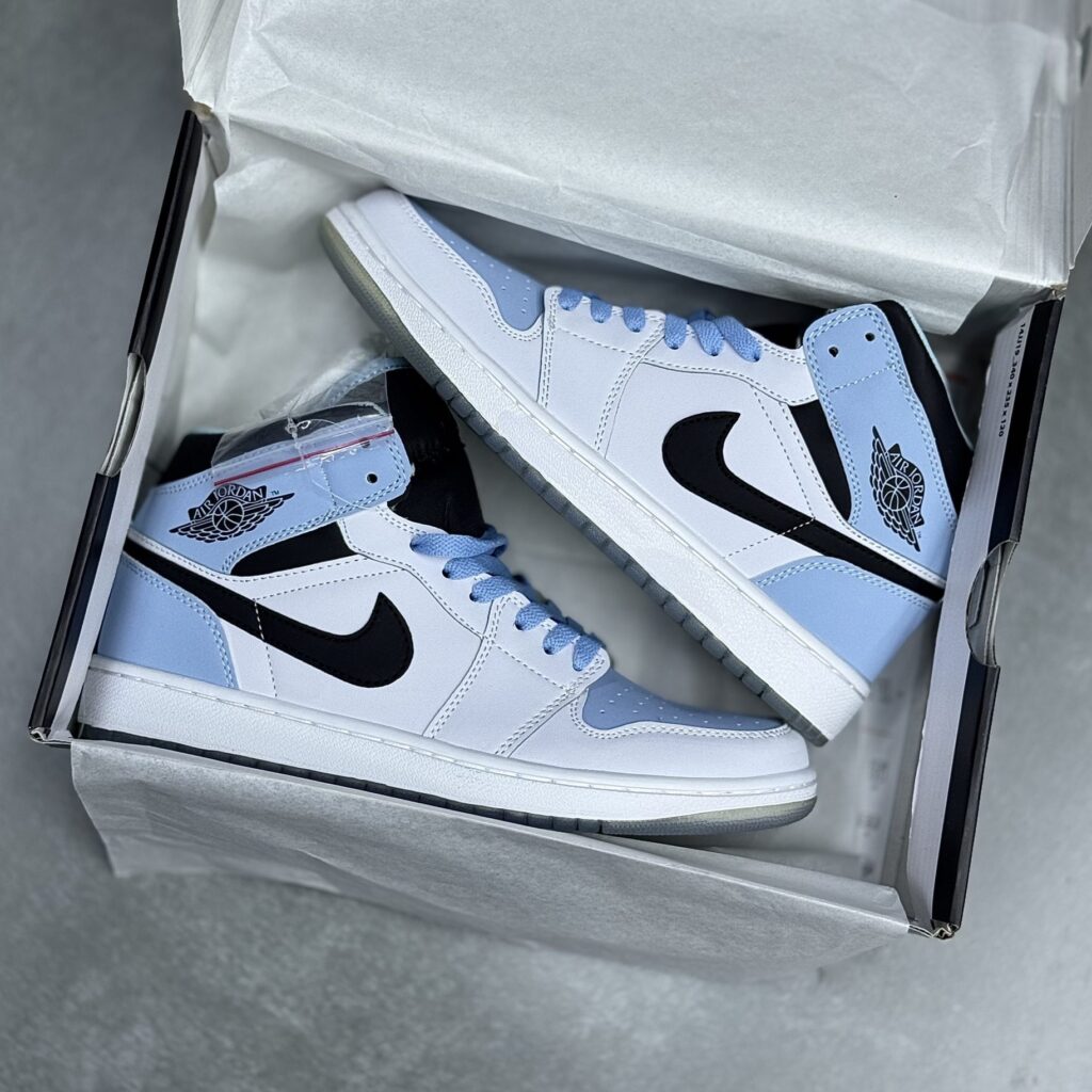 کفش نایک ایر جردن وان ساقدار سفید آبی Nike Air Jordan 1 High White Blue