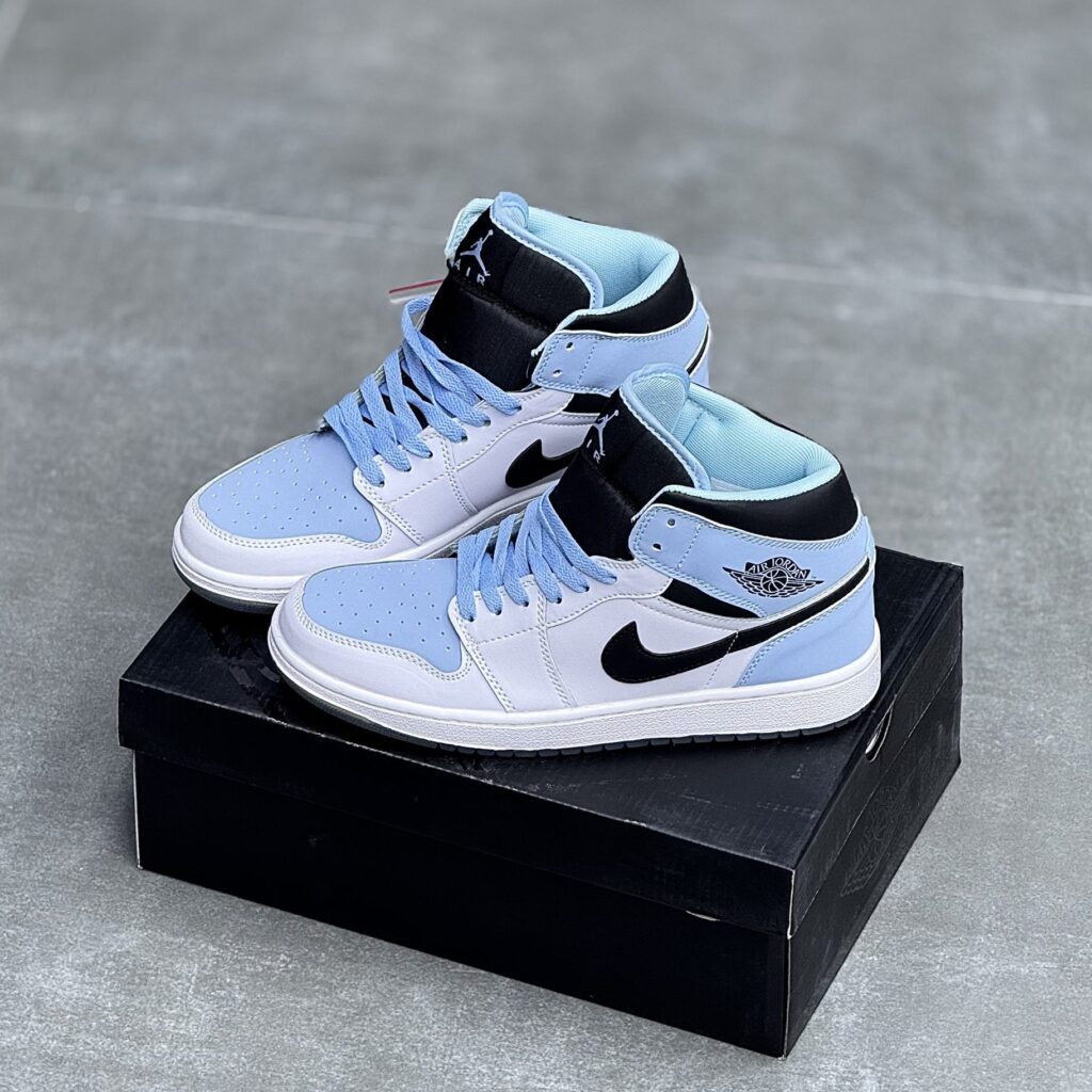 کفش نایک ایر جردن وان ساقدار سفید آبی Nike Air Jordan 1 High White Blue